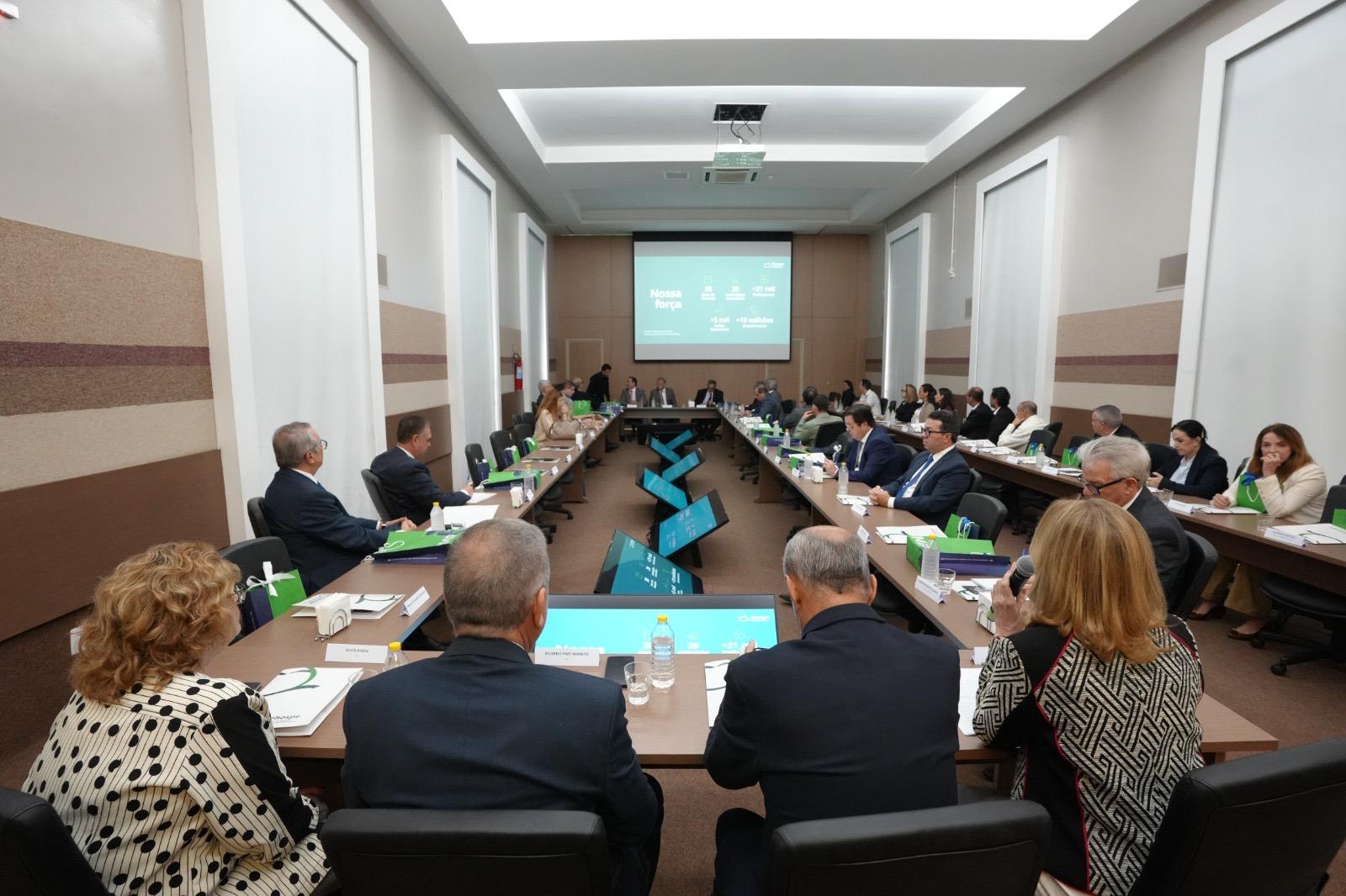 Equipe de trabalho da FEHOSPE em reunião estratégica